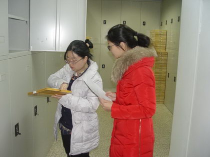 2014年11月徐云博士（右）来访检视标本