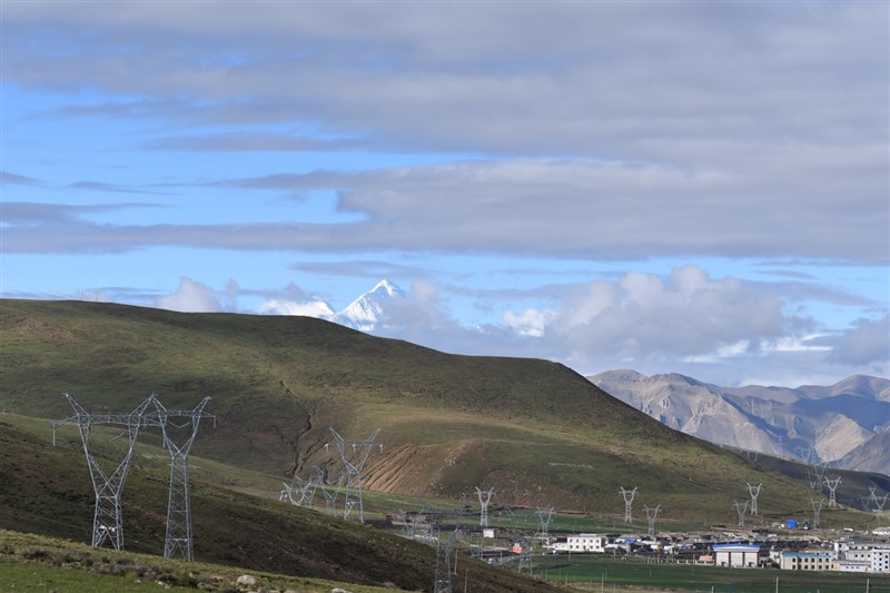 图2 云层后的珠穆朗玛峰